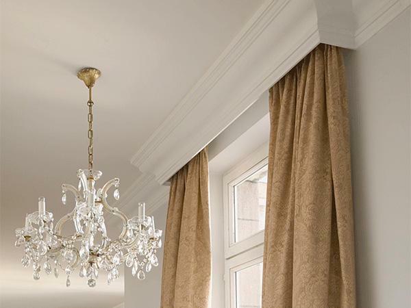 Hide the mechanism of fastening the curtains will help the baguette cornice