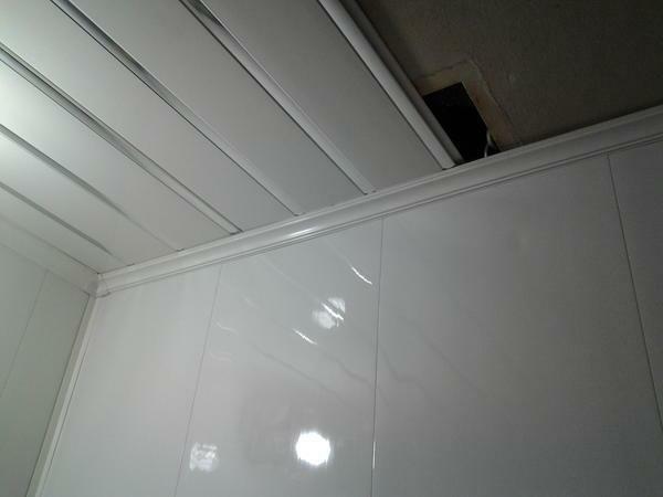 Kuggstångsstyrning tak i badrummen i rummet med händerna, videoredigering och foto installation