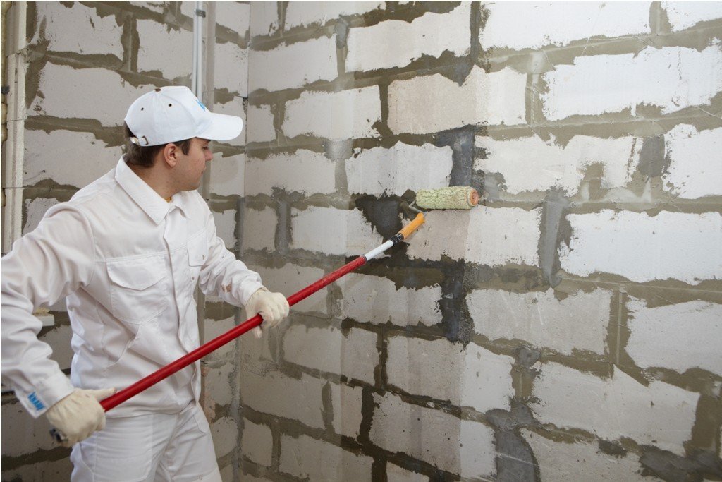 the process of priming walls with liquid soil