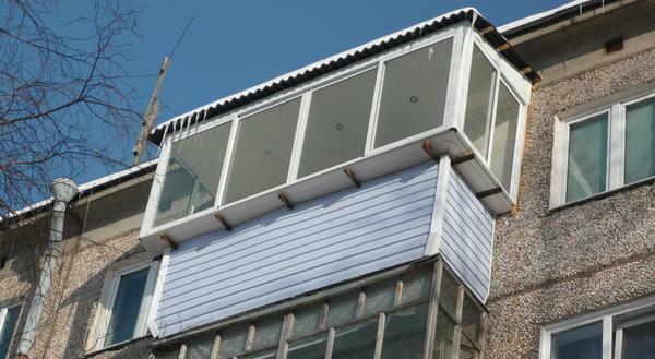 Balcony glazing with removal can be done in several ways
