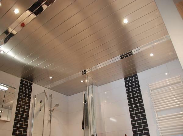 Metāla griesti apšuvums ir ideāls vannas istaba, veikti stilā hi-tech