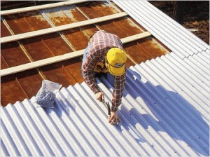 Reparation av taket i ett hyreshus
