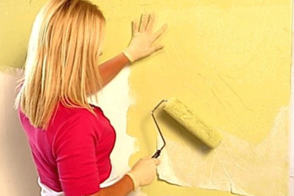 Water-based paint is painted only with pre-covered wallpaper