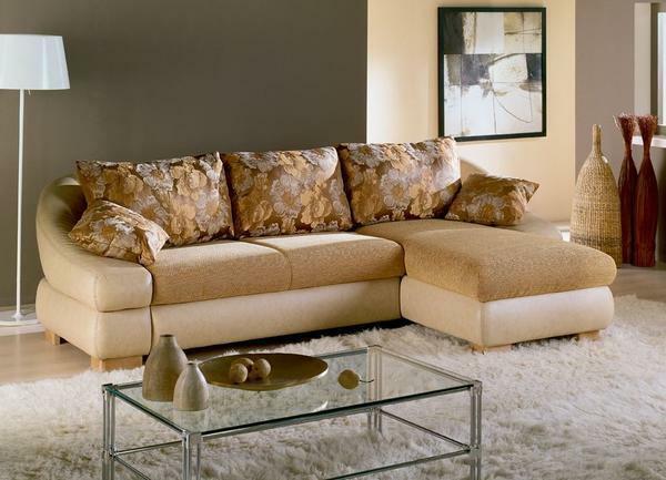 Padarīt interjers izsmalcinātu un modernu dzīvojamā istaba, jūs varat izmantot skaisto mīksto stūra āda