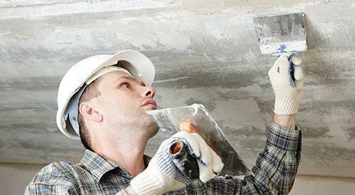 Før loftet reparation ved hjælp af avancerede materialer skal fjernes fra overfladen af ​​den gamle belægning kridtholdige