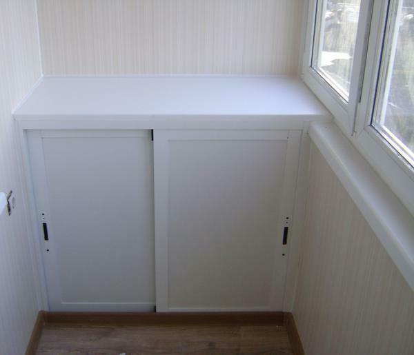 Currently quite popular are plastic cabinets, which can easily be placed on the balcony