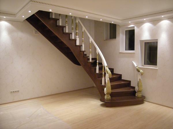 The semi-screw staircase, thanks to its dimensions, allows lifting or lowering large objects, for example, furniture
