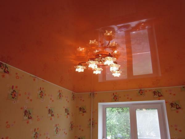תקרות מתיחות - מקור ההשראה בבית, מה שמאפשרים לבעלים להפיץ את שטף האור במיומנות ב לגובה דיור קטן