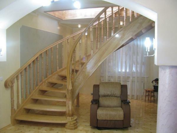 Krásna a elegantná drevené točité schodisko bude vyzerať v interiéri vidieckeho domu