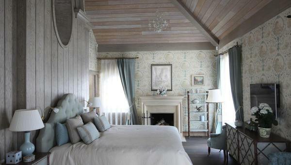 Diskret luksus og lofter i stil med Provence, lavet af naturlige materialer, vil pege på den gode smag af husejeren