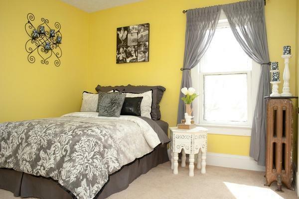 Parlak hardal sarısı duvar kağıdı, rahat ve sıcak bir atmosfer içerideki bir yatak odası vermek