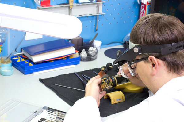 Kvalita opravy laserové ukazovátko zahŕňa nielen prítomnosť kvalifikovanej osoby, ale aj potrebné náhradné diely