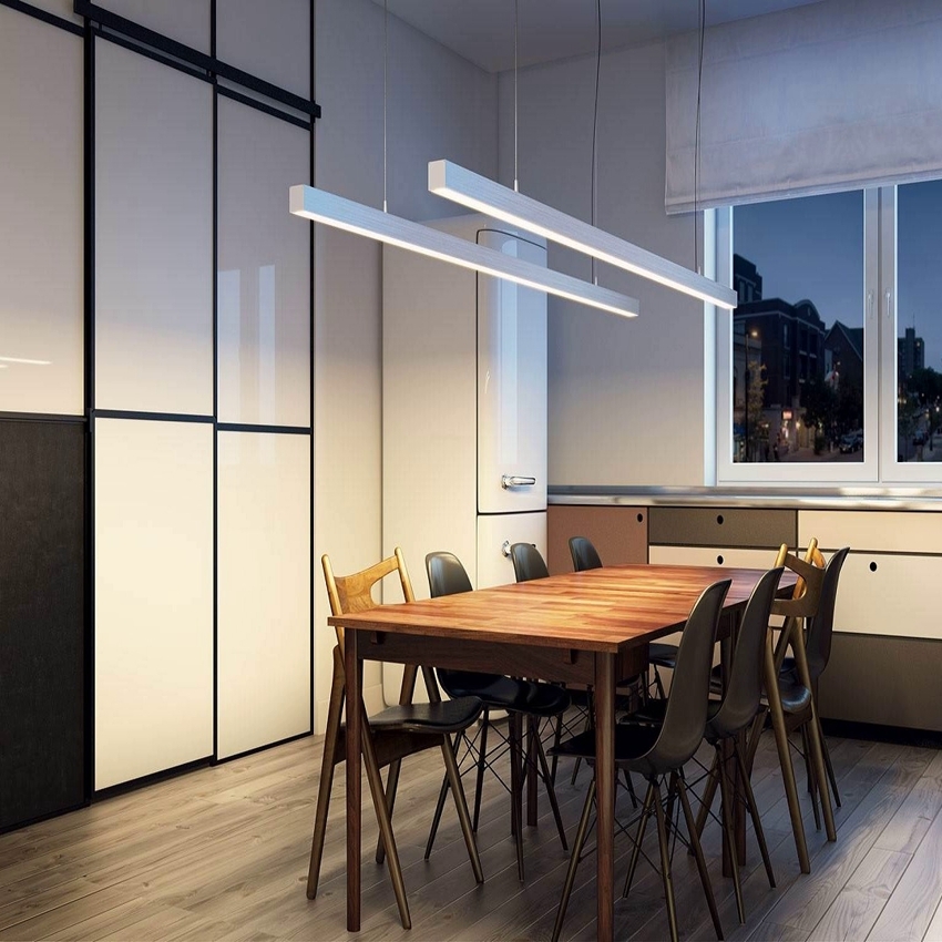 Lineære lys på det moderne kjøkkenet