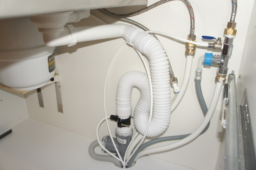 You can connect the dishwasher to the water supply by finding the place of connection of the flexible hose of the mixer to the metal-plastic pipe