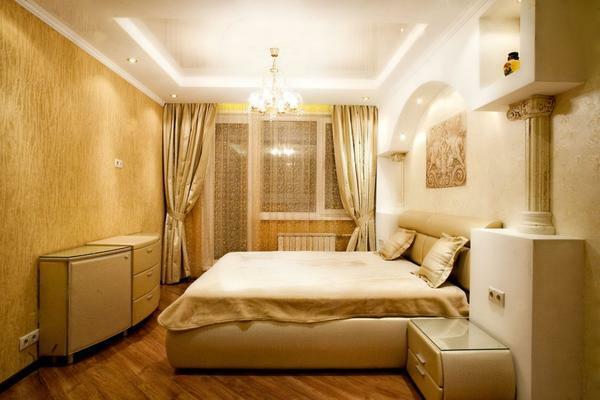 Par nelielu guļamistabu Hruščova vienmēr vajag pareizi izvēlēties mēbeles, aprīkojumu un krāsu, lai telpā, lai tie harmonizē ar otru