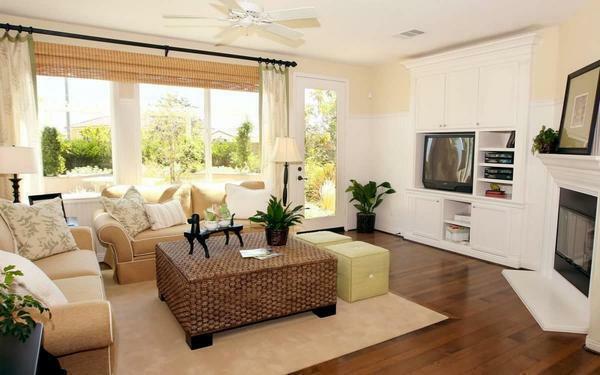 The size of the living room is determined by the owner of the private house, it all depends on personal preferences