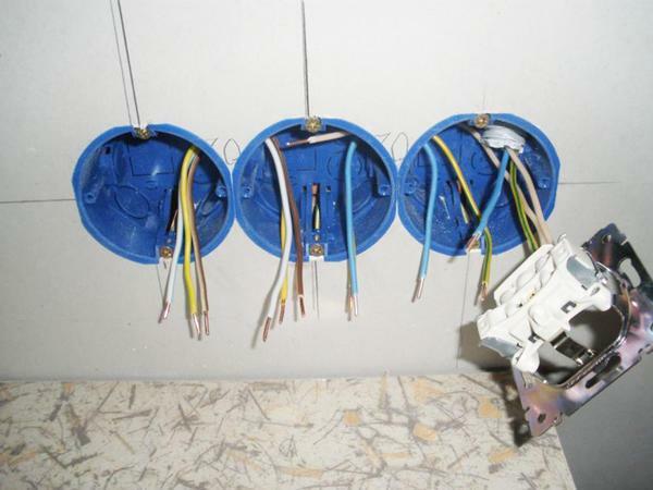 Alle installatie stopcontacten in gipsplaten worden uitgevoerd wanneer de stroom is uitgeschakeld in de draden