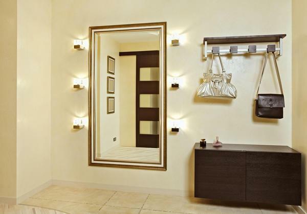 Sieninės lempos apšvietimui veidrodis padėti sukurti papildomą draudimą pasirinktose srityse koridoriuje ar koridoriuje