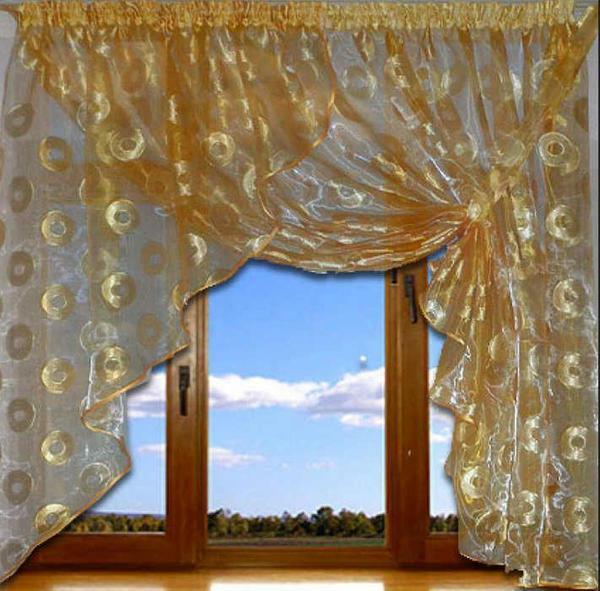 Curtains from organza can act as a separate element of the decor of the room, and be combined with curtains