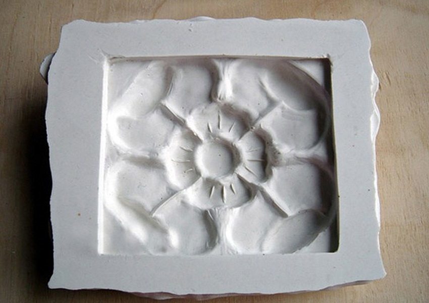 Plaster template is easy to manufacture and can provide a variety of creative ideas 