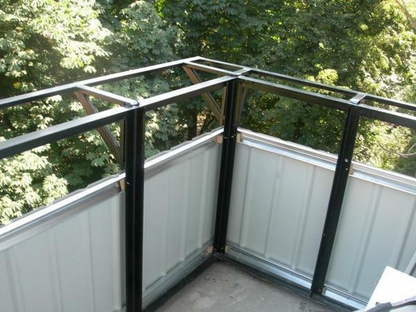 To trim the outside of the balcony is quite possible with your own hands, the main thing is to prepare materials for work in advance and to familiarize yourself with the nuances of installation