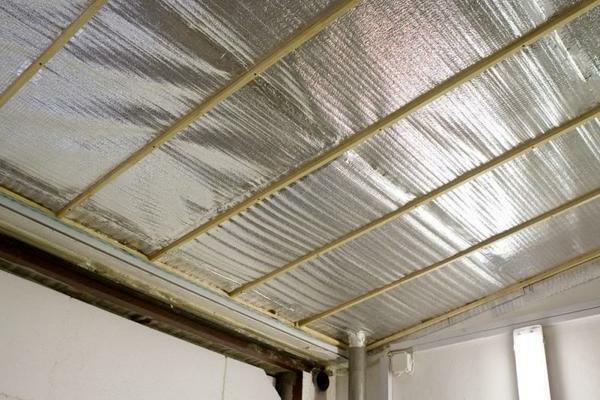 Para o sistema de aquecimento funcionou bem no teto, você precisa cuidar de isolamento térmico de alta qualidade