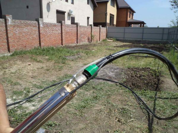Befestigungs Torso, Schlauch und Kabel an die Pumpe ist mit einem obligatorischen Befestigungsklammern durchgeführt