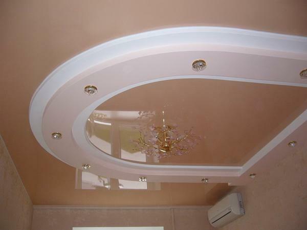 Spušteni stropovi gips: opcija foto uređaja, visina i udaljenost između vješalice, dizajna i oblika, komponenta dizajn