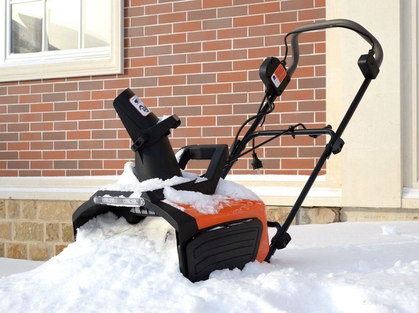 Snowplows for cottages and homes: a review of the best producers