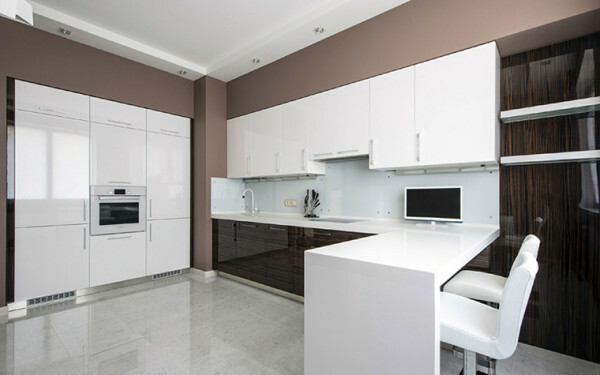Ruang untuk memasak makanan di sebuah apartemen studio yang modern