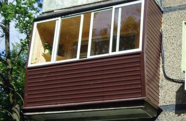 For the external cladding of the balcony, many experts recommend selecting only high-quality and safe materials