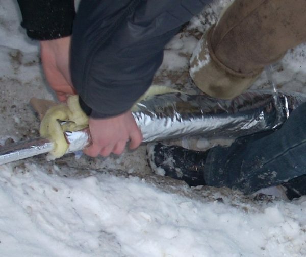 I den kalla marken är det nödvändigt att skydda röret från att frysa