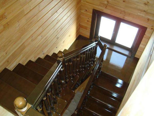 Koka kāpnes mājā var pārklāt ar spīdīgu vai matētu laku