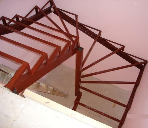 Metal trappe med zabezhnymi skridt meget pryder det overordnede design af rummet