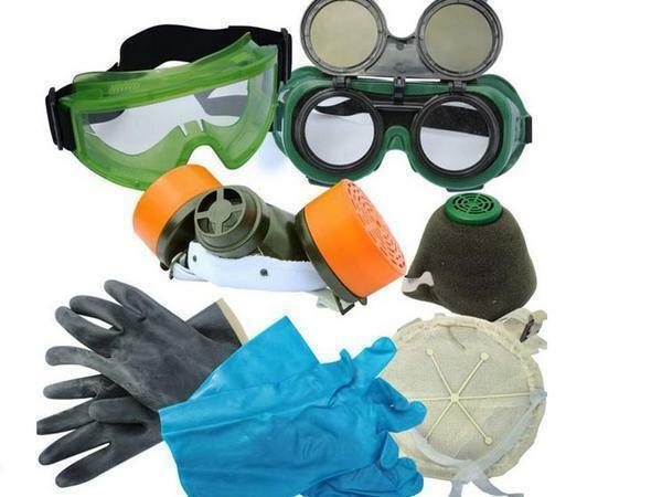 Lai aizsargātu acis un elpošanas traktu no putekļiem, jums vajadzētu sagatavot jau iepriekš personisko aizsardzību: cepure, cimdi, aizsargbrilles, respiratoru