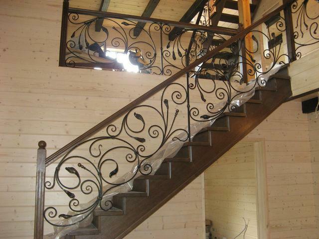 Výška zábradlí na schodech pro hosty: standardní konstrukce, kresba domu, velikost a vzdálenost mezi náčrty