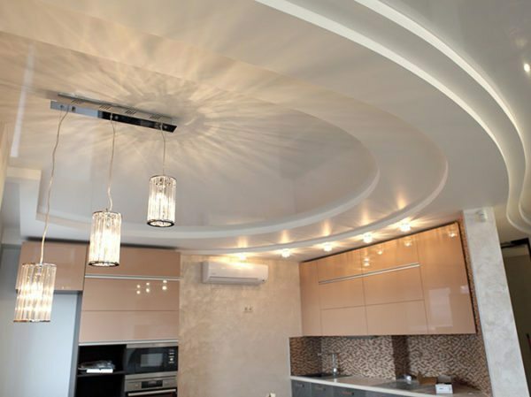Salon için Dubleks tavanlar: beyaz çok düzeyli ve diğer seçenekler, videoları ve fotoğrafları