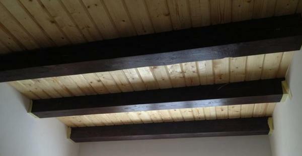 tectos de madeira com vigas - que é um importante elemento estrutural que é responsável pela força do tecto