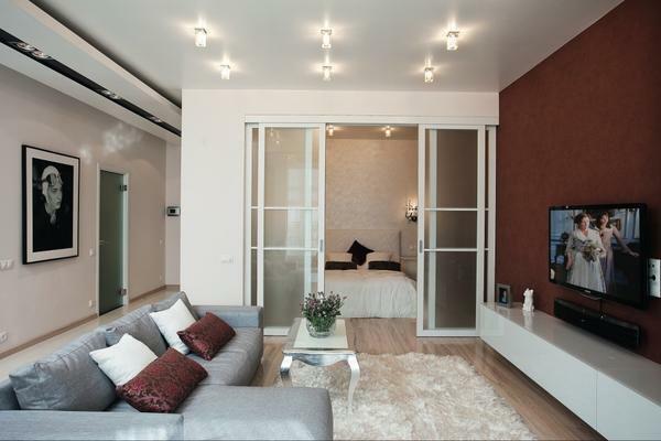 Vybaviť Obývacia spálňa, je potrebné vziať do úvahy všetky detaily: nábytok, osvetlenie, dizajn