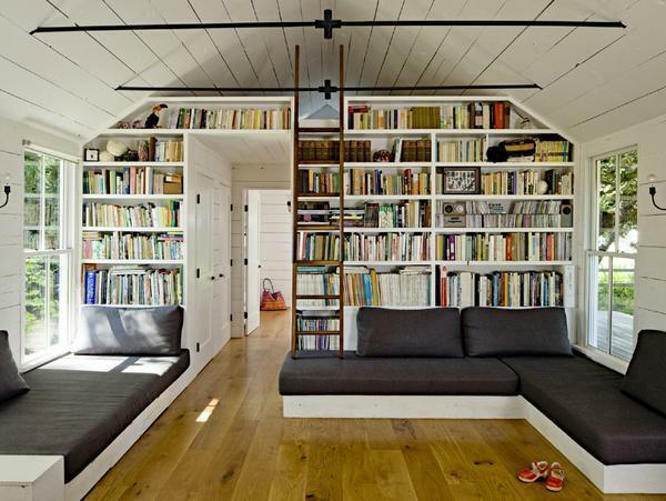 Kreatívne zdobí izba pre hostí je schopný knižnice s mnohými zaujímavými knihami