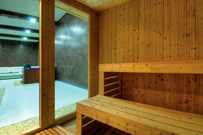 Szklane drzwi są idealne dla bardzo małych łaźni i saun