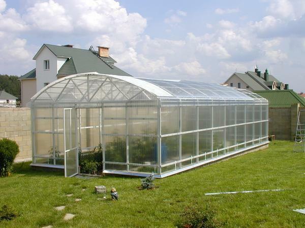 Polycarbonat Greenhouse: drivhus og fotos, synspunkter og beregning, online regnemaskine, rund som en åben, billige