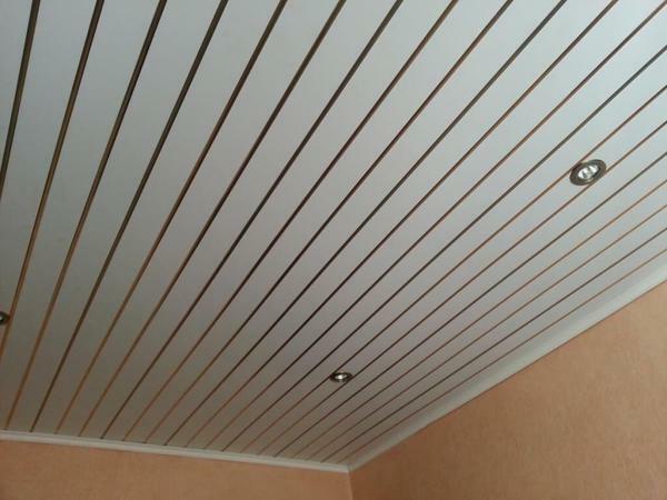 La disposizione longitudinale dei pannelli sul soffitto facilita il lavoro degli elementi di taglio