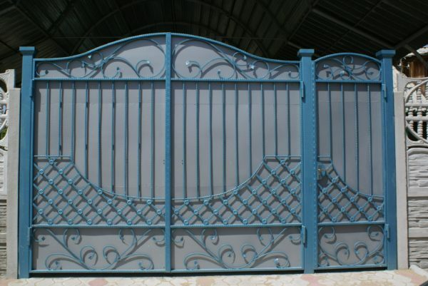 When painting gates and fences atmospheric resistance of the coating comes to the fore
