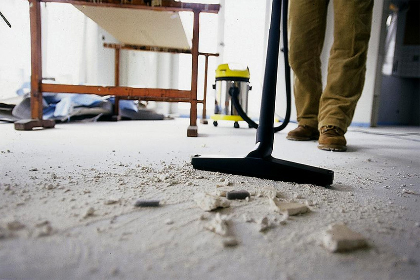 Pred žehlením je potrebné betónový povrch dôkladne očistiť. 