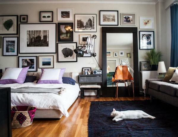 Om een ​​ongewone decoratie maken, kunt u een woonkamer met mooie foto