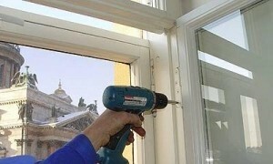 Reparasjon av plast vinduer med hendene