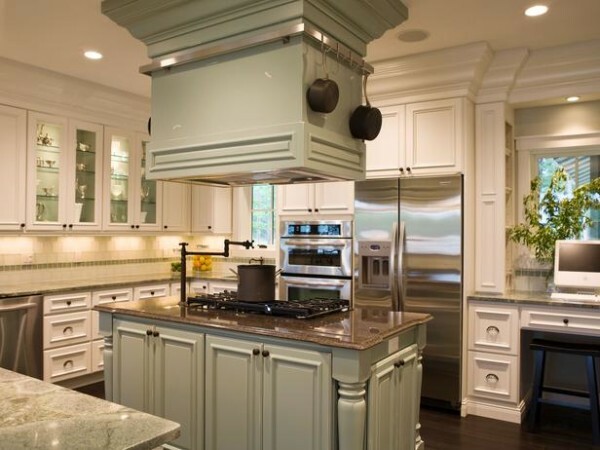 A powerful extractor hood over the island also promotes ventilation