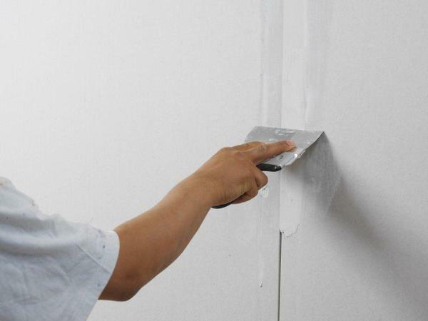 Experts recommend buying a quality filler and thoroughly stir it, so that the mixture is uniform and well laid on the walls