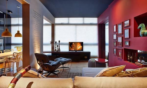 Sort loft i kombination med gulv til loft vinduer giver rummet elegance og kortfattethed